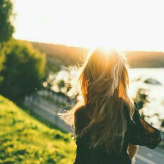 馥郁清新的女声♬ 似潺潺流动的溪水