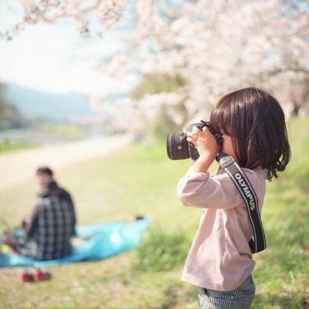 Дай фотограф. Мальчик с фотоаппаратом. Фотоаппарат для детей. Мальчик фотографирует. Ребенок фотографирует.