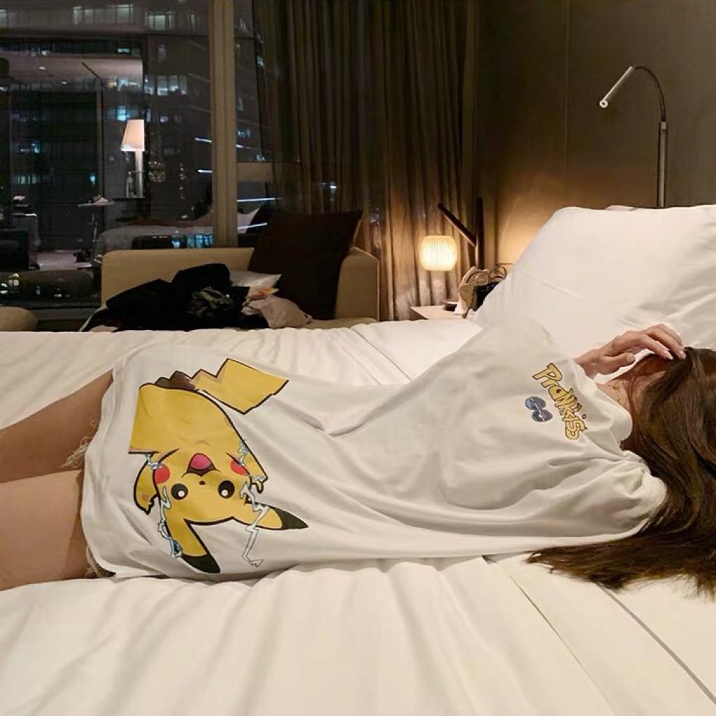 马上进村了，车窗摇下，声音调到最大