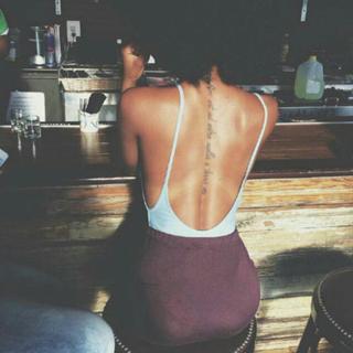 「老 酒 馆 角 落 慵 懒 的 猫」