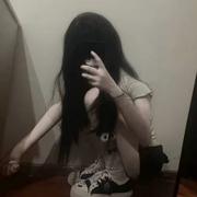 求你 不要嫌弃我手腕上的疤和发抖的手.