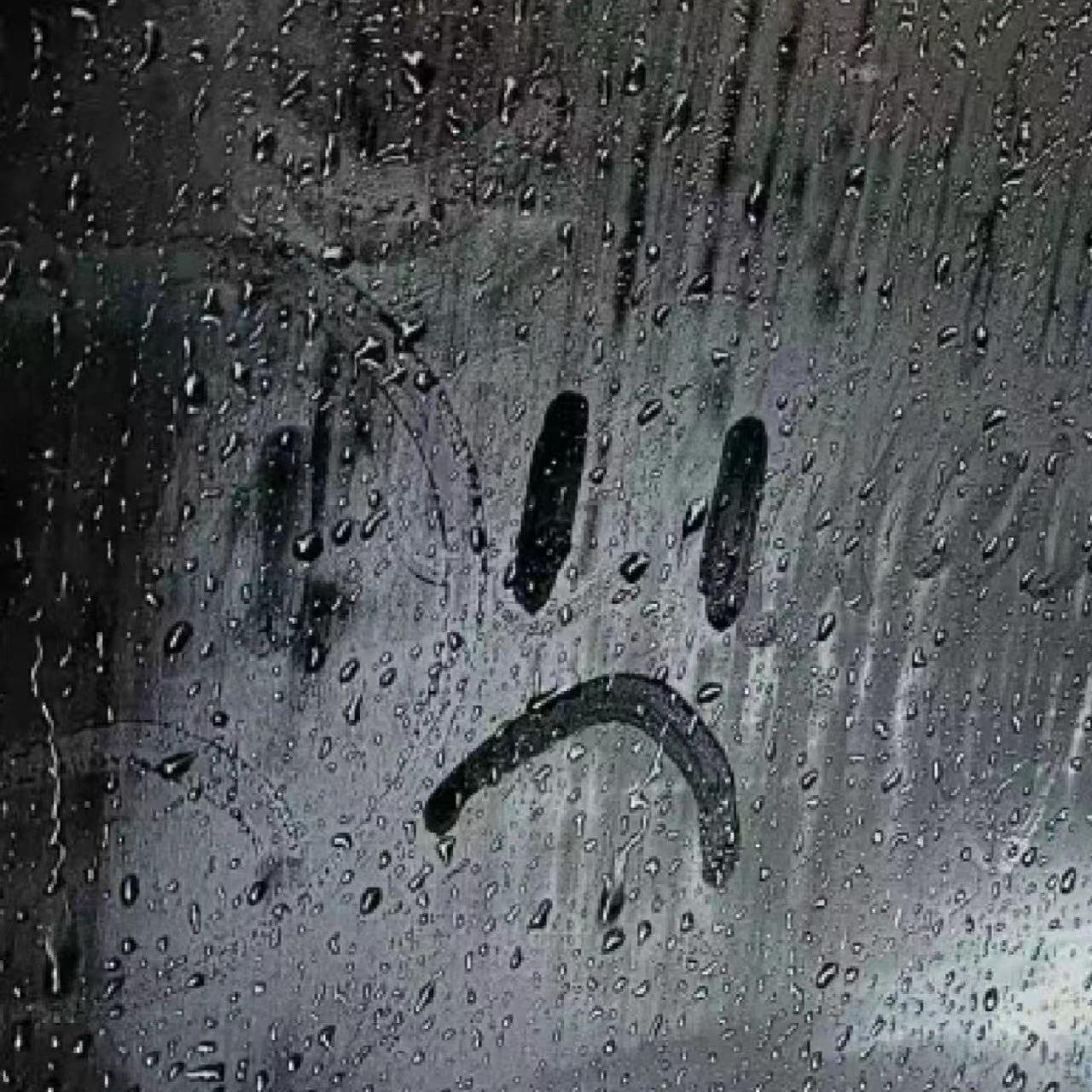 被窗户关住的是月亮还是我