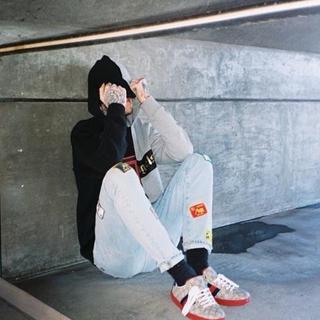 喉咙哭得沙哑 也吻不到你啊.