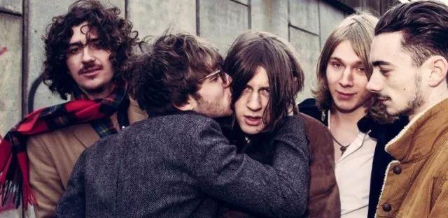 在采访中,blossoms 告诉我们乐队如此受欢迎的原因(他们会是第二个