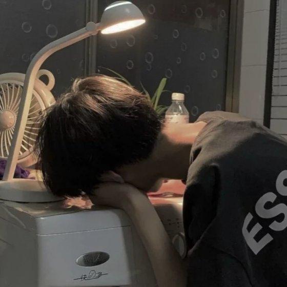 短发故事与她。