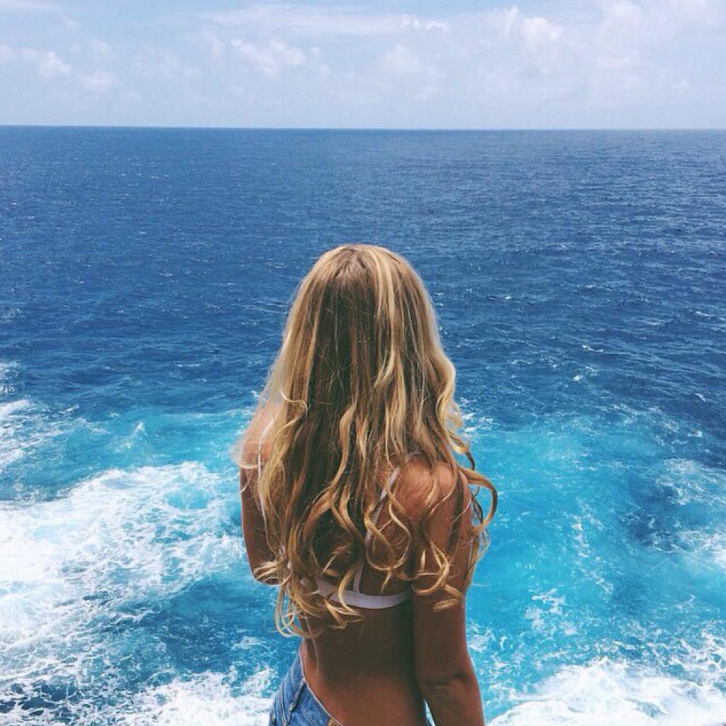 блондинка на берегу моря спиной
