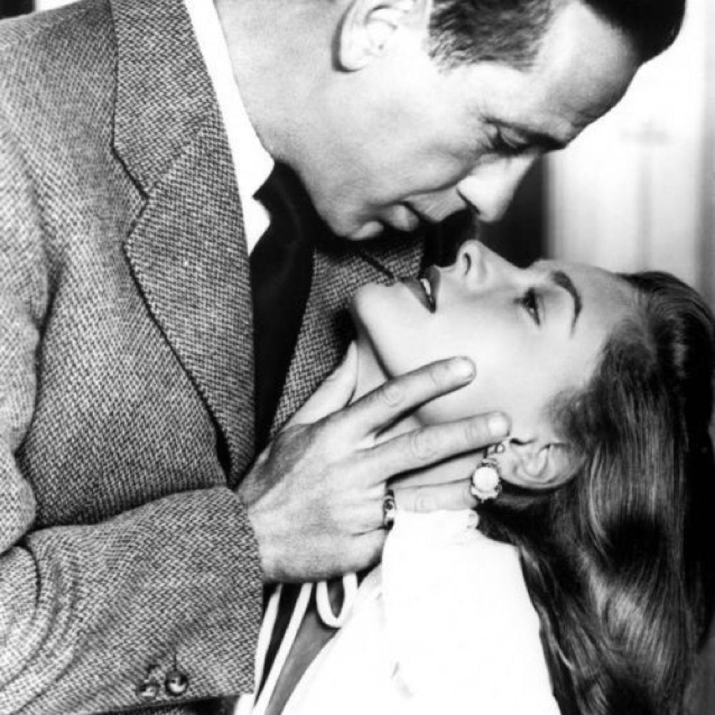 Помнить первого мужчину. Лорен Бэколл Касабланка. Хамфри Богарт и Лорен Бэколл фото. Поцелуй в 40 лет. Pray JRY.