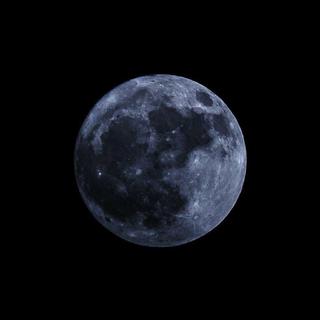 韩丨月亮是夜晚的伤口。