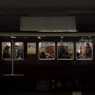 我躺在棺材里 听到外面人声鼎沸