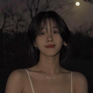 抓不到夜空的灿烂，但想守住关于你我的永恒