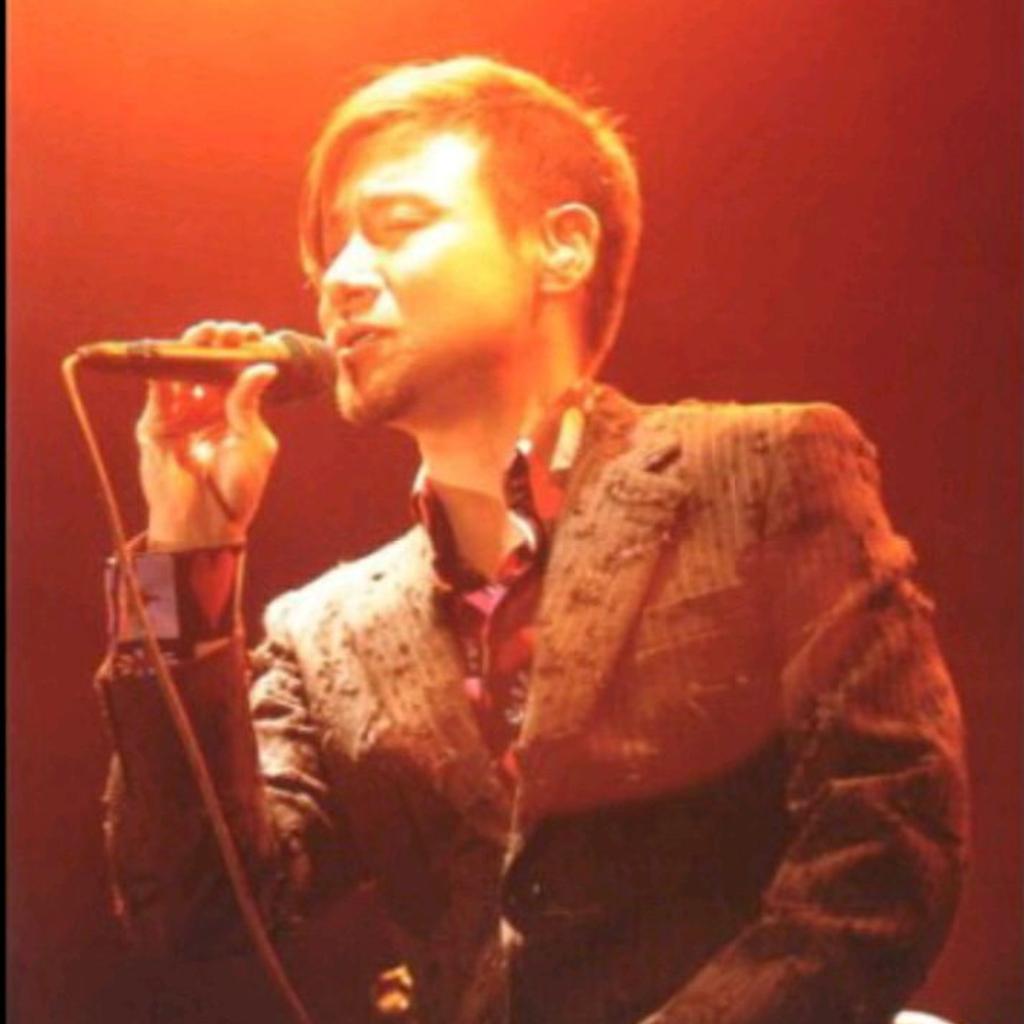 有些深情唱的Live版 是原版没有的那种味道