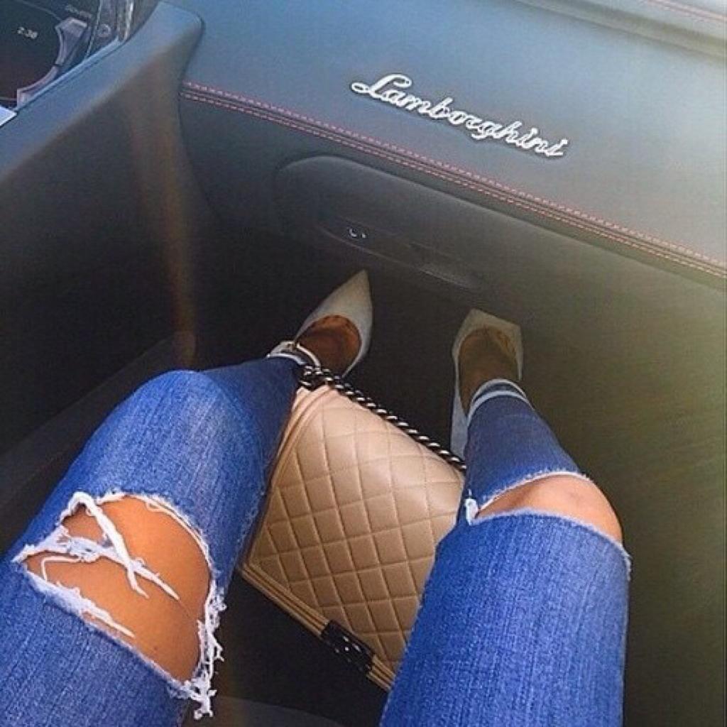Женские ножки в рваных джинсах в авто