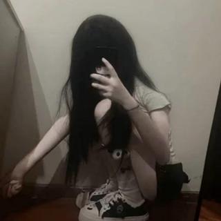 求你 不要嫌弃我手腕上的疤和发抖的手.