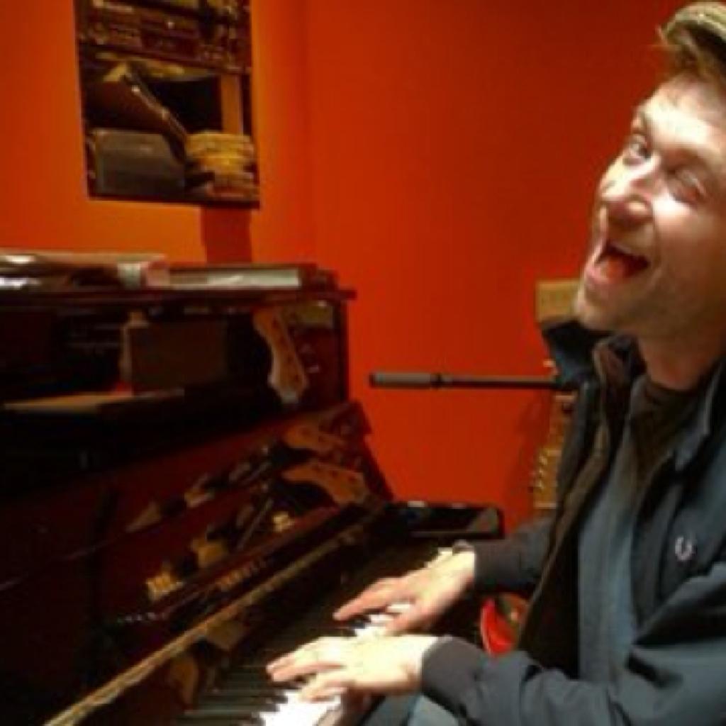 大猛！Damon Albarn:看我72变！