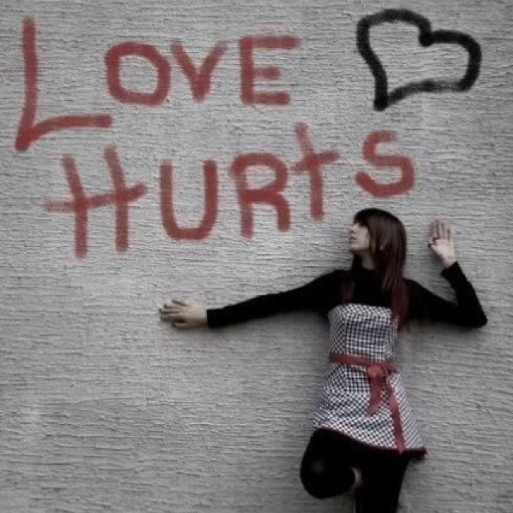 Love is hurt перевод. Лове хуртс. Love hurts. Love hurts pic. Бренд Love hurts.