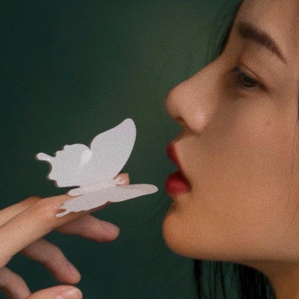 失去一个人最快的方法就是靠得太近。