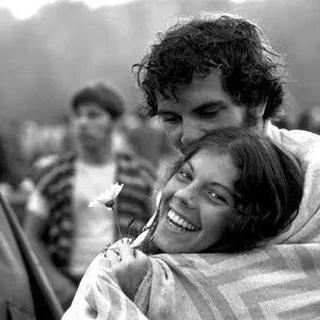 我像风一样吹来 你像花一样盛开