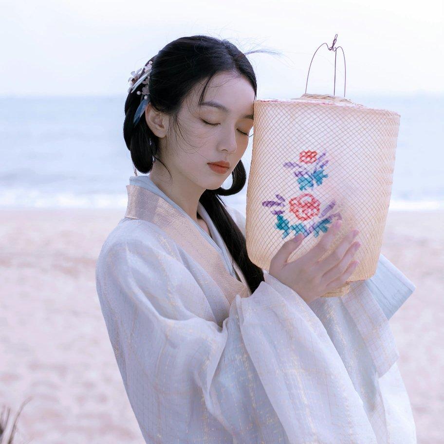 又是清明雨上，折菊寄到你身旁
