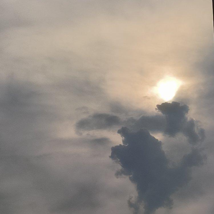 夕阳下暴风雨的残余