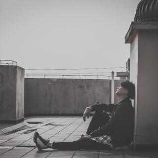 比悲伤更悲伤的故事，我们都在夜里崩溃