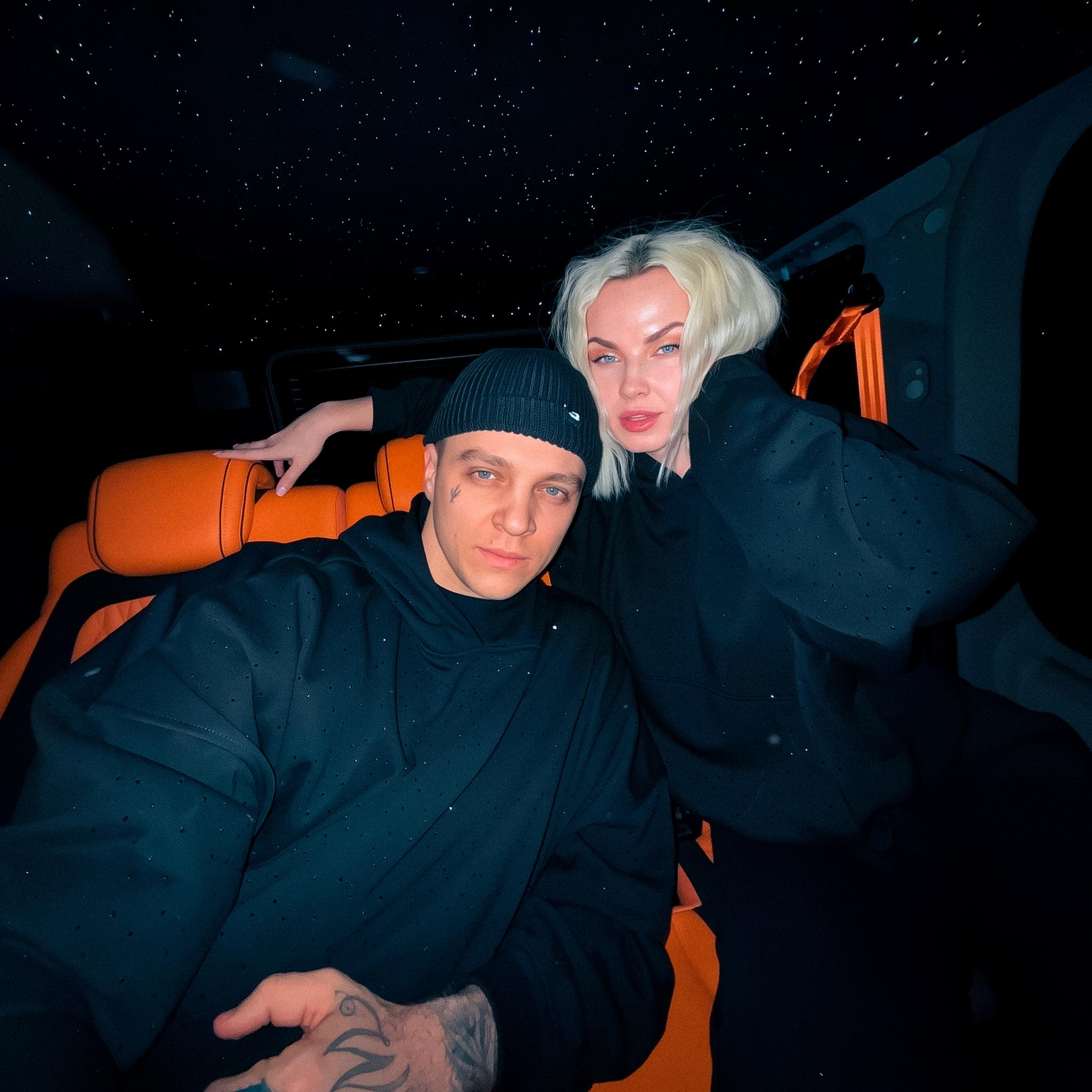 Пока играет техно