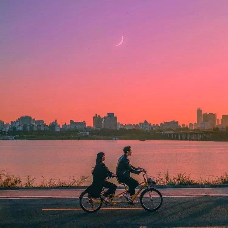 落日黄昏共立，伴月顾盼星辰