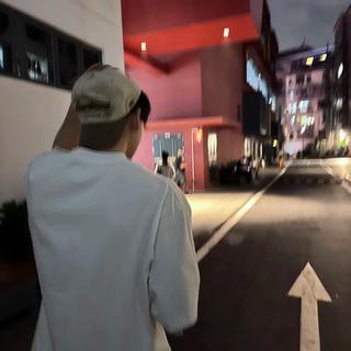 她跟萤火虫有两个共同点