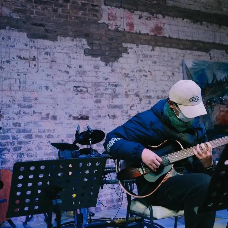 爱弹吉他的老张