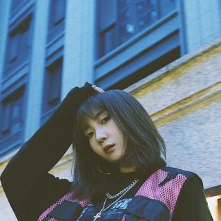 淡黄的长裙 蓬松的头发 91乃万