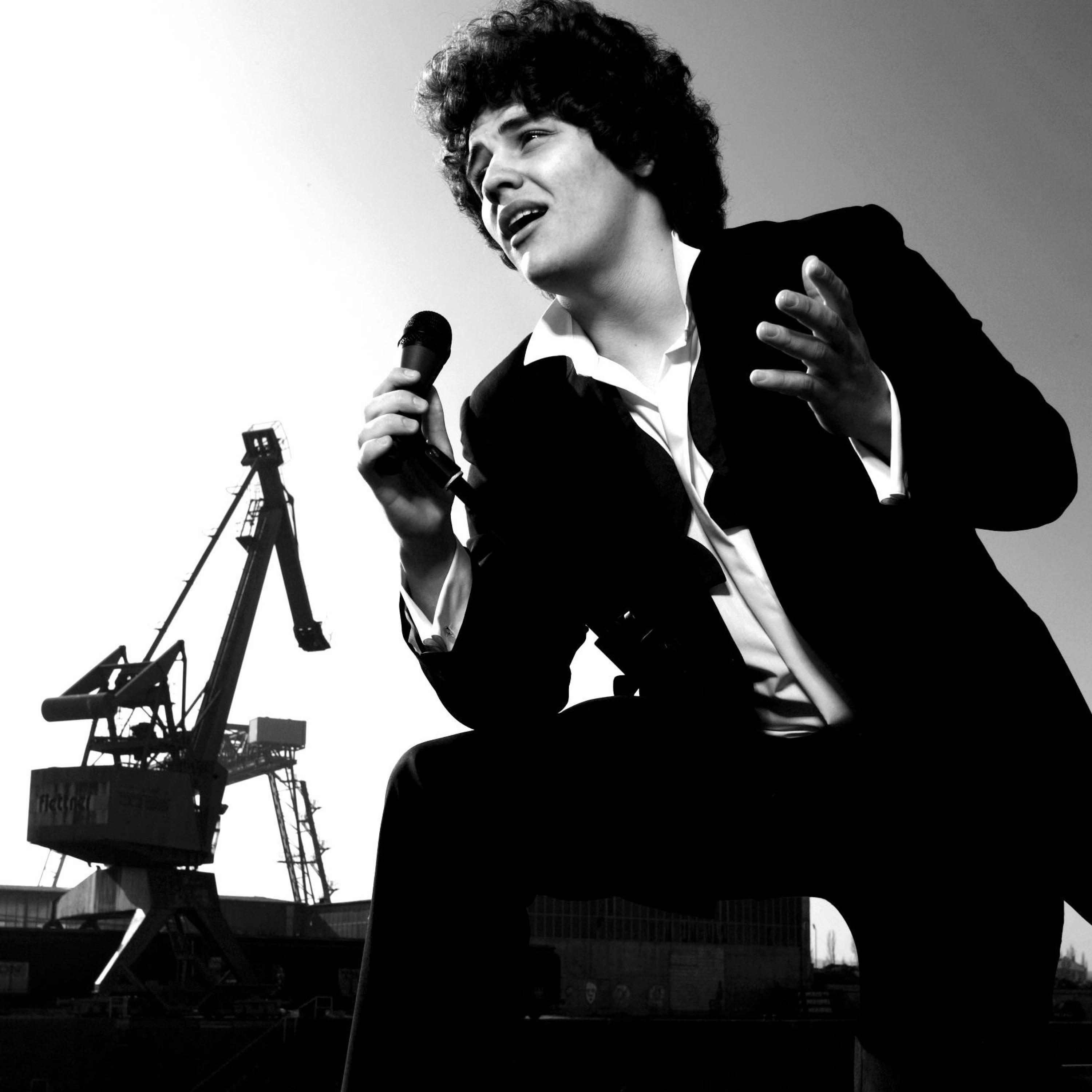 Fly me to the croon