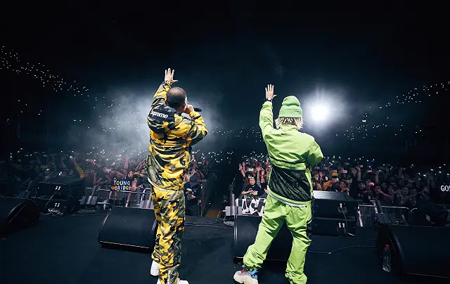 包含实体cd,手抄誊印的漫画歌词本,更有与知名潮牌npc合作的t恤及卫衣