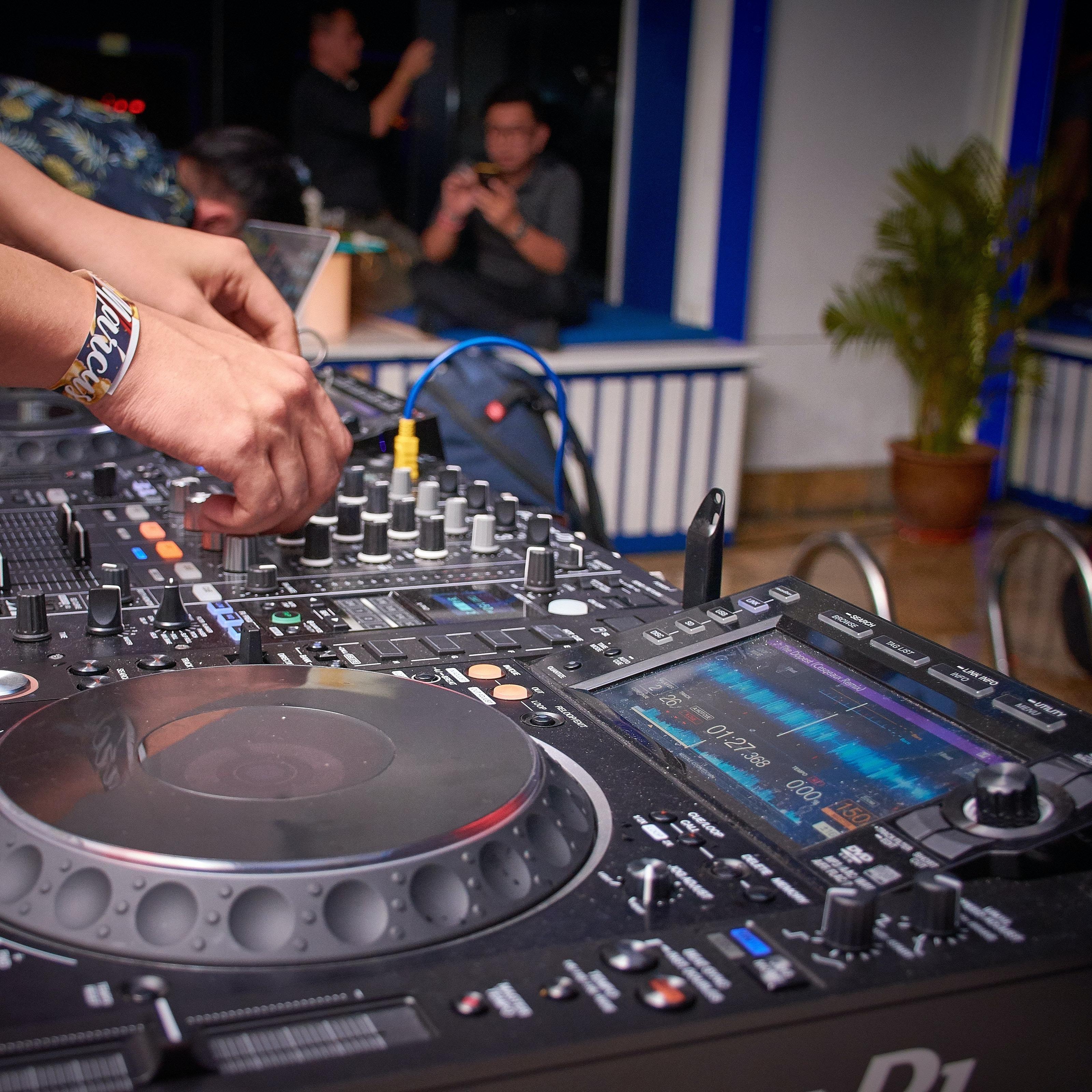 Dj Tiie Me Doown Slow