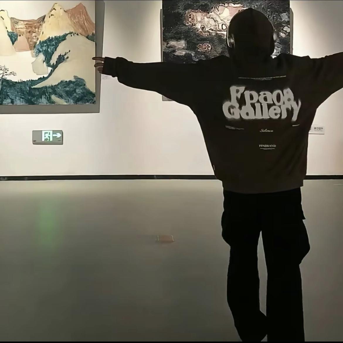 白天鹅与灰乌鸦