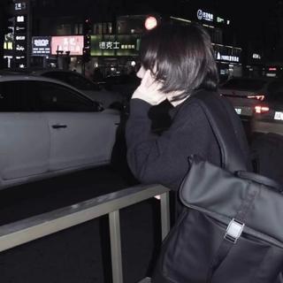 她跟萤火虫有两个共同点