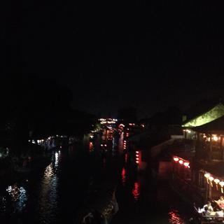 当坐在苏州的街边上