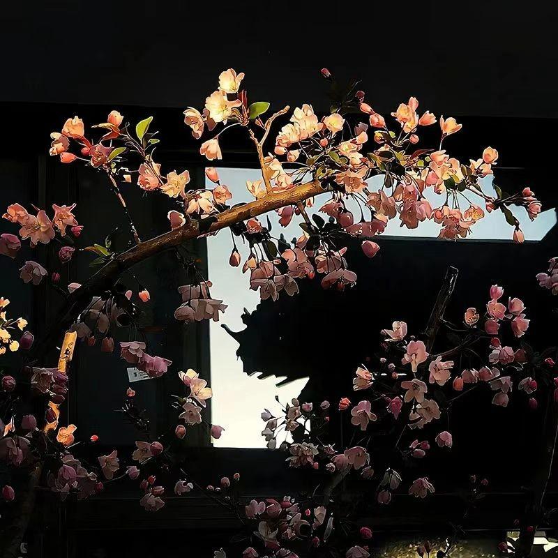 佳人轻抚桃花扇