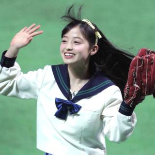 :)\\晚风轻踩着云朵，月亮在贩售快乐\\.