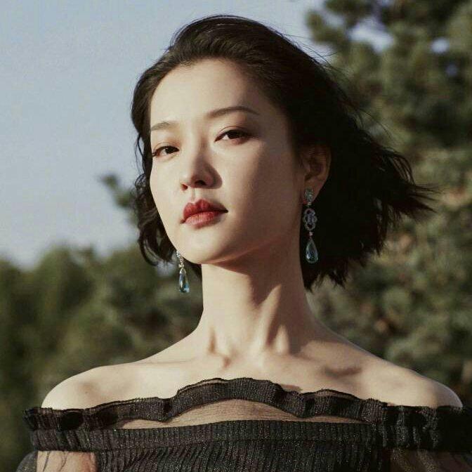 愿你黑裙齐身 高贵又冷艳