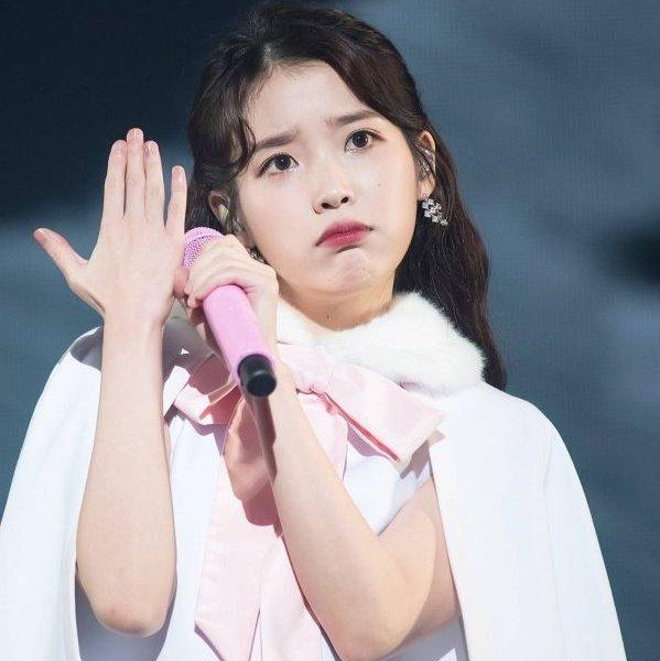 IU(李知恩)