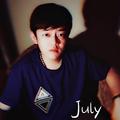 July宇