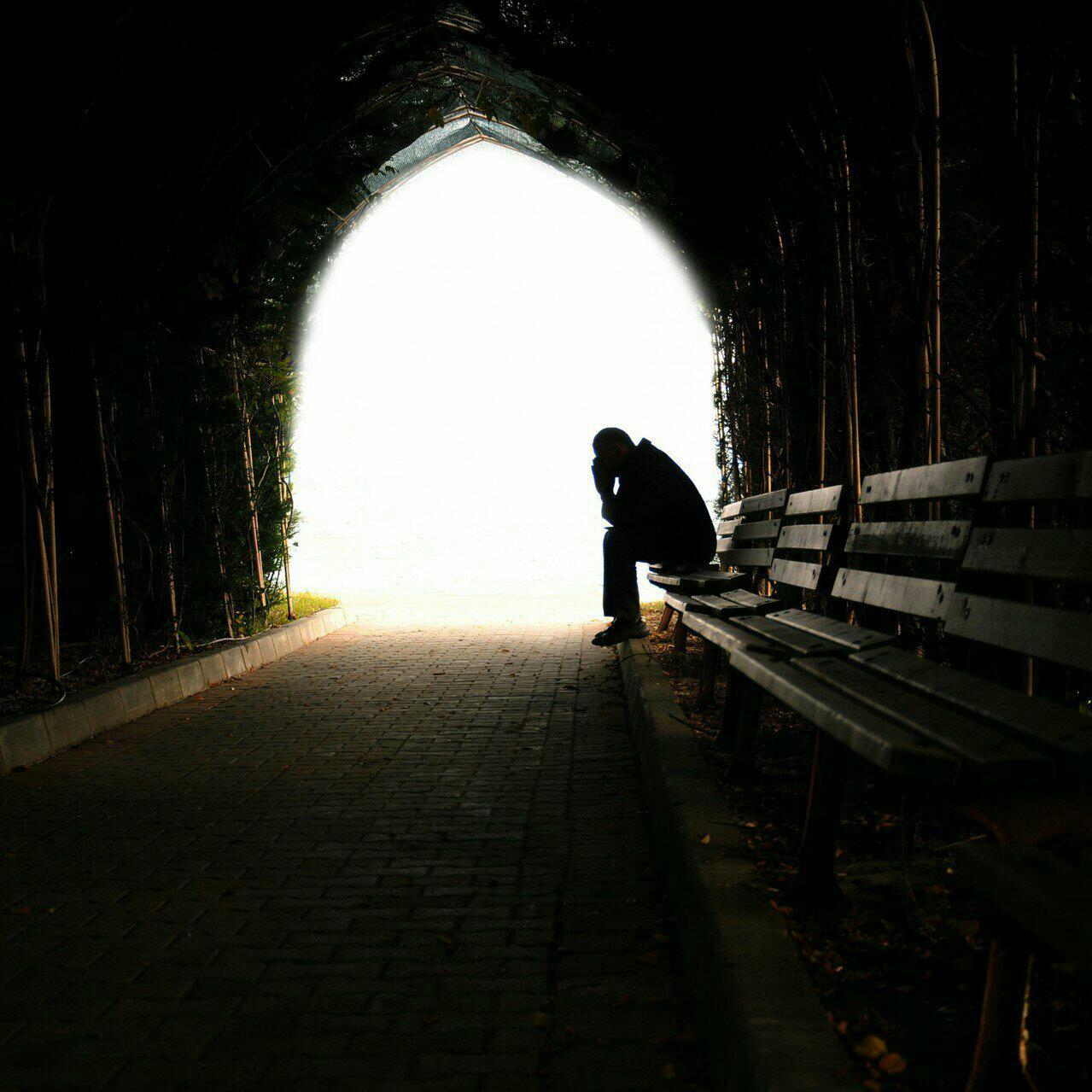 Из лабиринтов памяти слушать. Это одиночество. Грустные картинки. Человек в темном тоннеле. Человек на мосту.