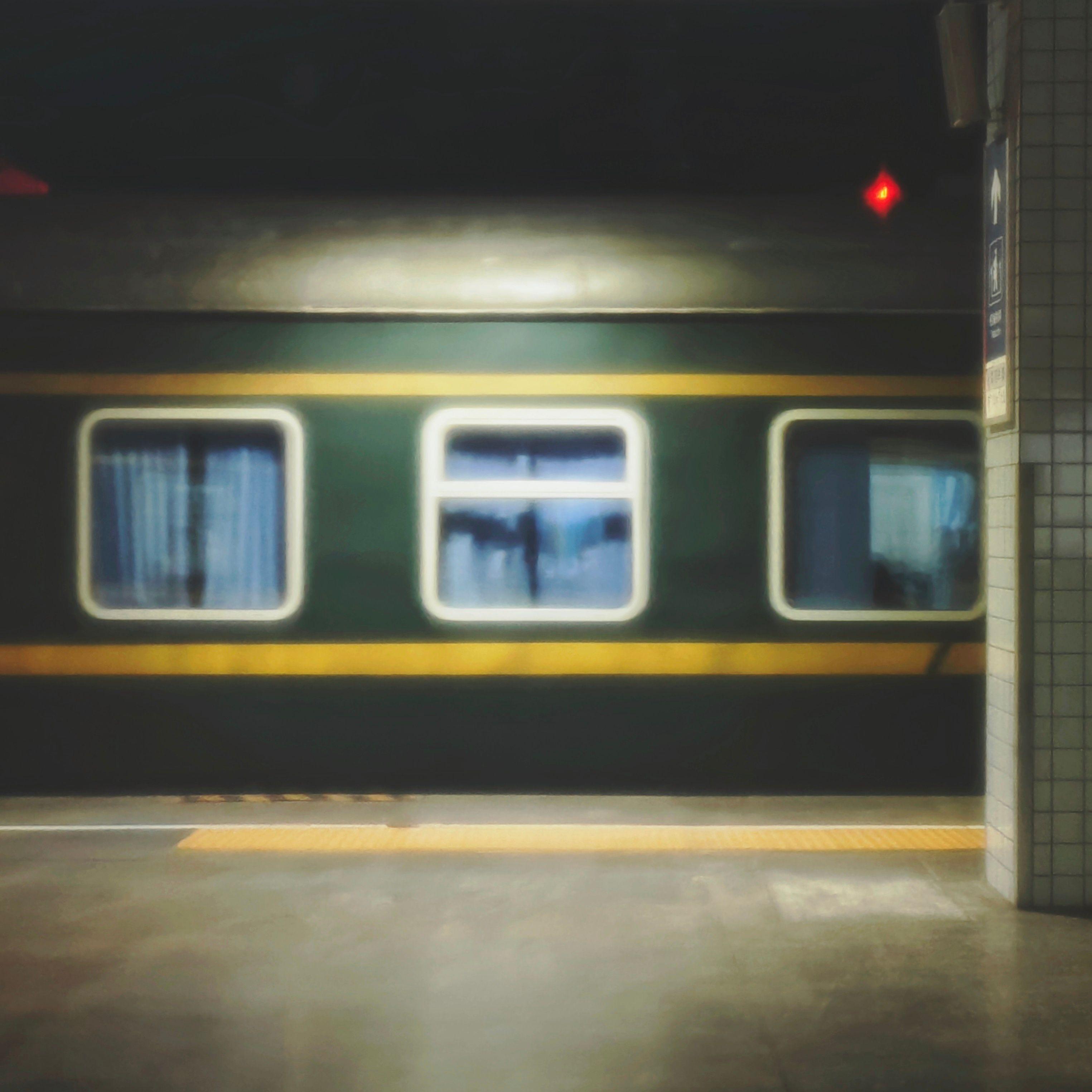 是被雨水打湿的情绪，也是在清冷夜色中遇见的你