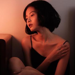 我以为你会挽留，而你以为我不会走。