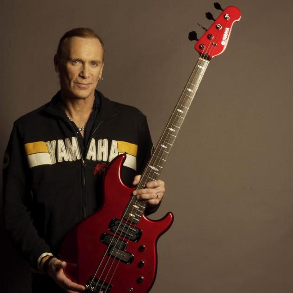 Bill bass. Бас гитарист билли шихэн. Бас гитарист билли шихэн. Шестипалый гитарист. Bill bass.