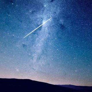 “星沉海底当窗见，雨过河源隔座看”