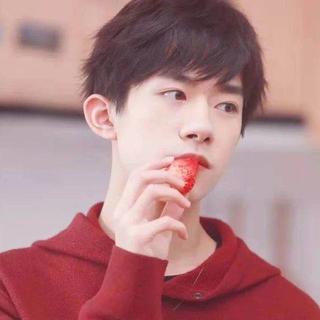 在我眼里，草莓的甜蜜也不及你