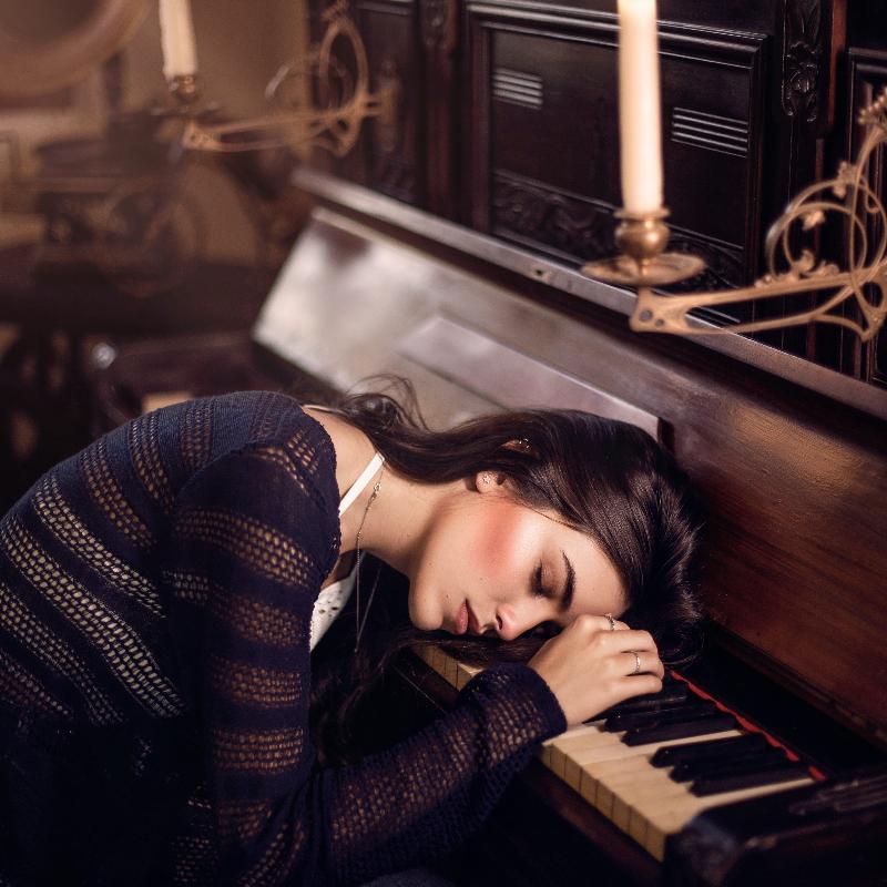 灰色心事 | 让忧伤洒在指尖下的黑白键