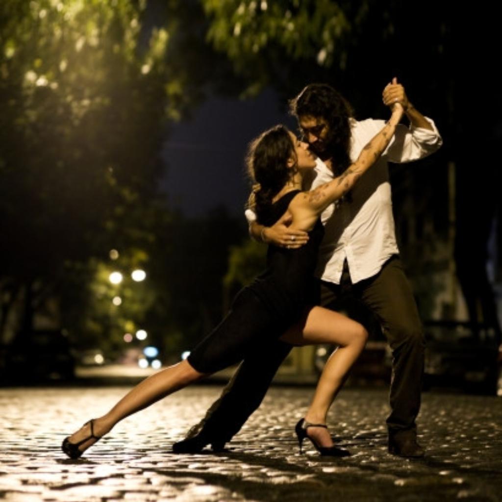 Tango. Аргентинское танго на улицах Буэнос-Айреса. Танец двоих. Аргентина танго на улице. Пара танцует на улице.