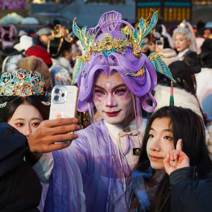 靠提供“情绪价值”淘金，“想成功，想被看见”，他们是涌入景区当NPC的00后 20260515 episode artwork