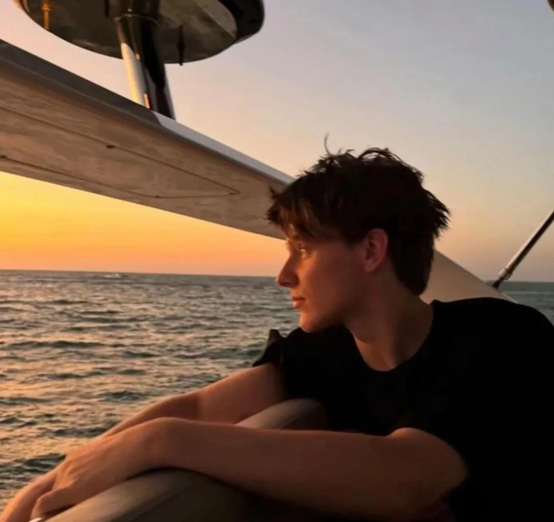 暮色心事簿：黄昏里的温柔旋律独白 | 在线播放 | 网易云音乐